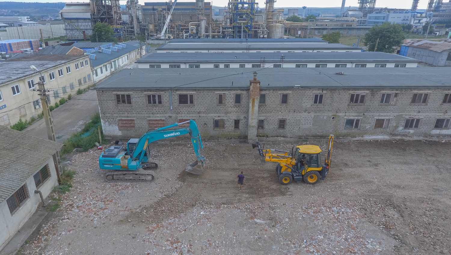 Excavator Sunward de 21 de tone pe santier