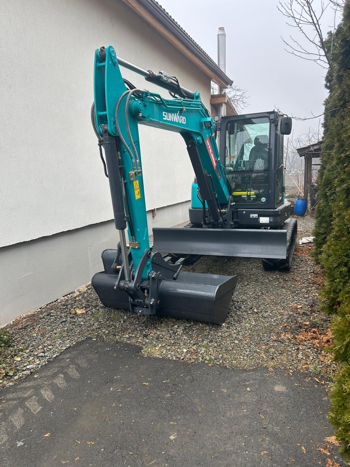 Excavator Sunward SWE60UF lucrand langa o cladire
