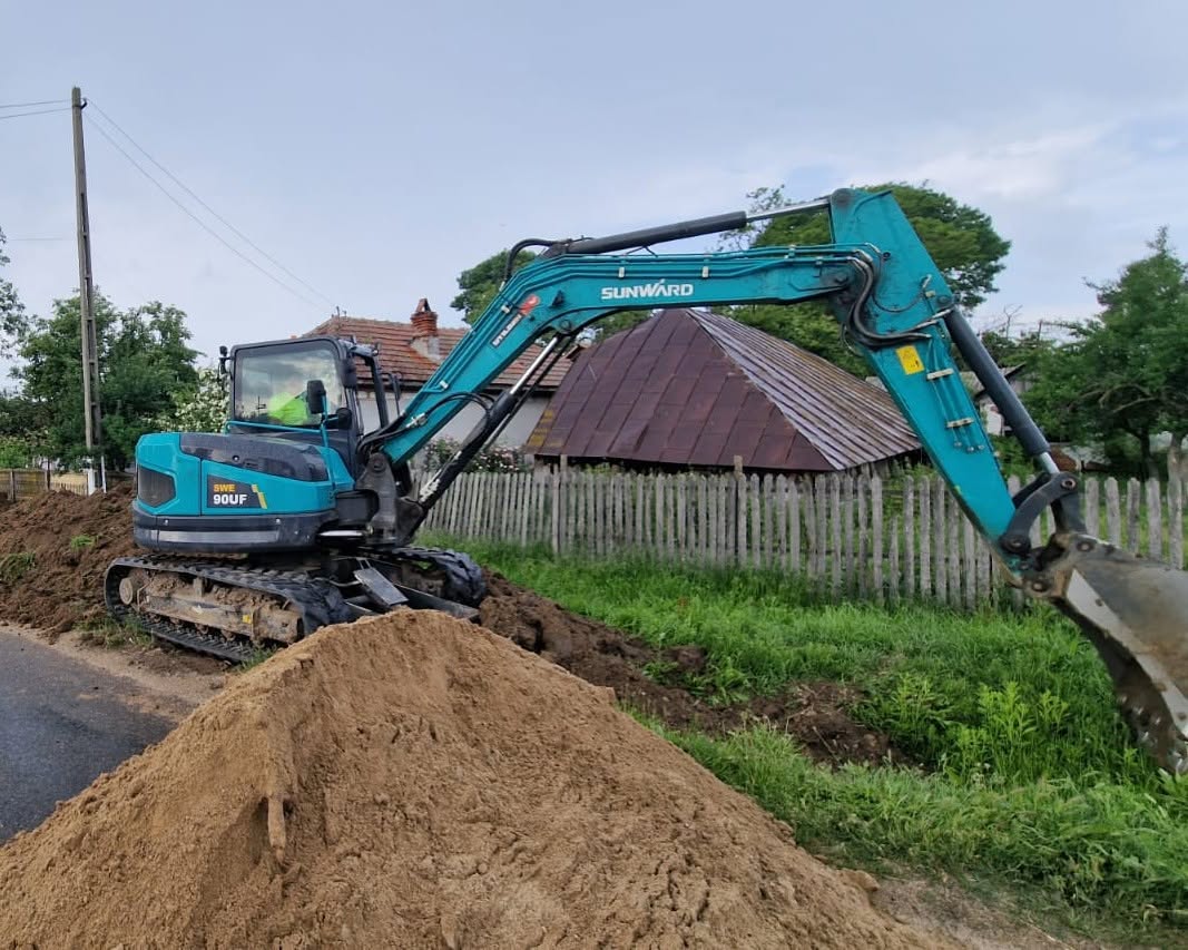 Excavator Sunward SWE90UF de 8,75 tone in lucru