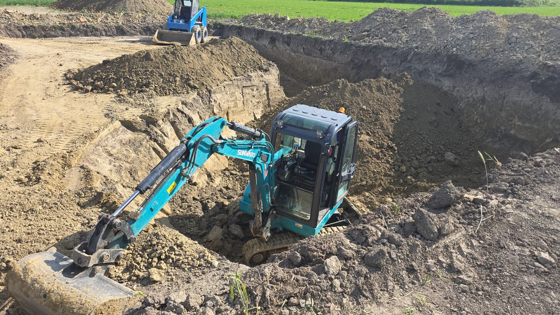 Miniexcavator Sunward in timpul unei lucrari de sapare