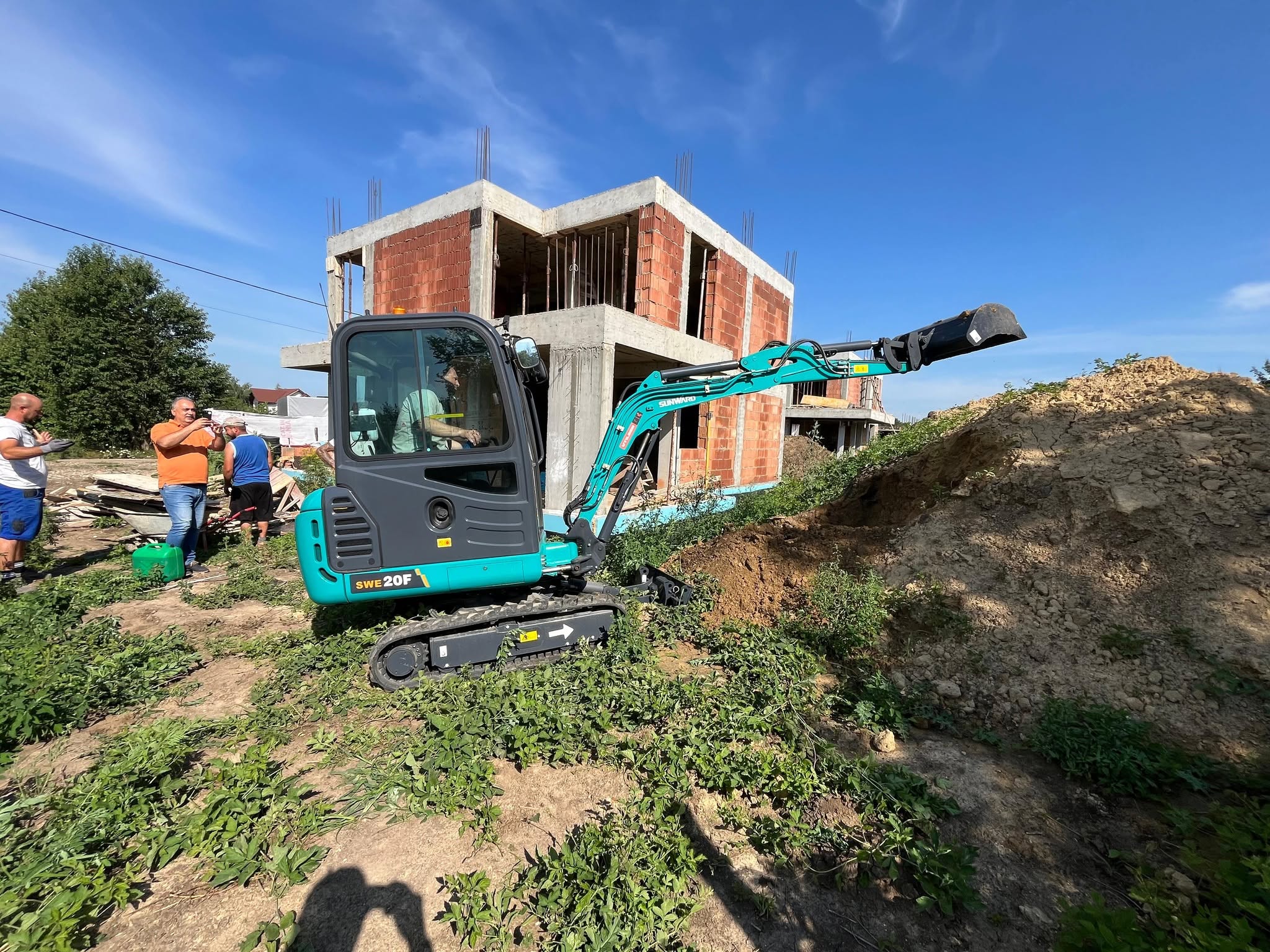 Miniexcavator Sunward la lucrari de sapatura