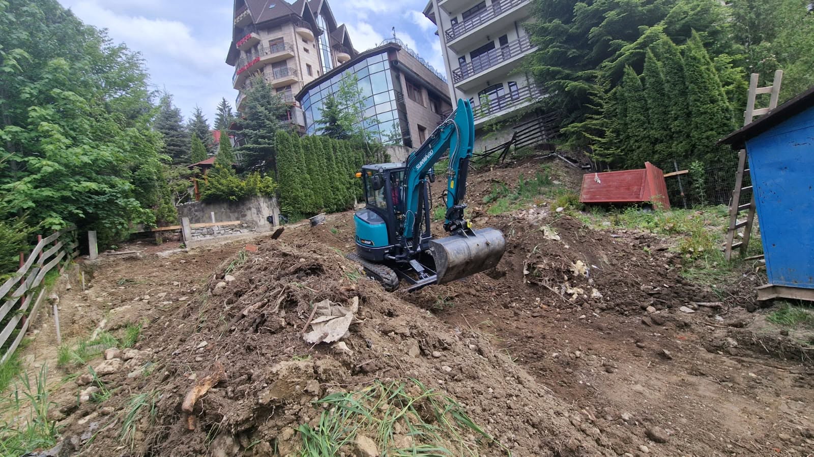 Miniexcavator Sunward compact lucrand intr-un spatiu ingust