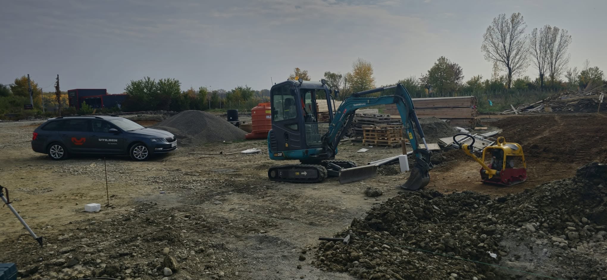 Miniexcavator Sunward de 2 tone la lucrari de constructii pentru case