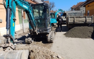 Miniexcavator Sunward sapand sant pentru retea de gaz si canalizare pe strada ingusta