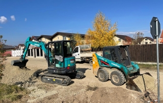 Miniexcavator si miniincarcator Sunward lucrand impreuna pe acelasi santier