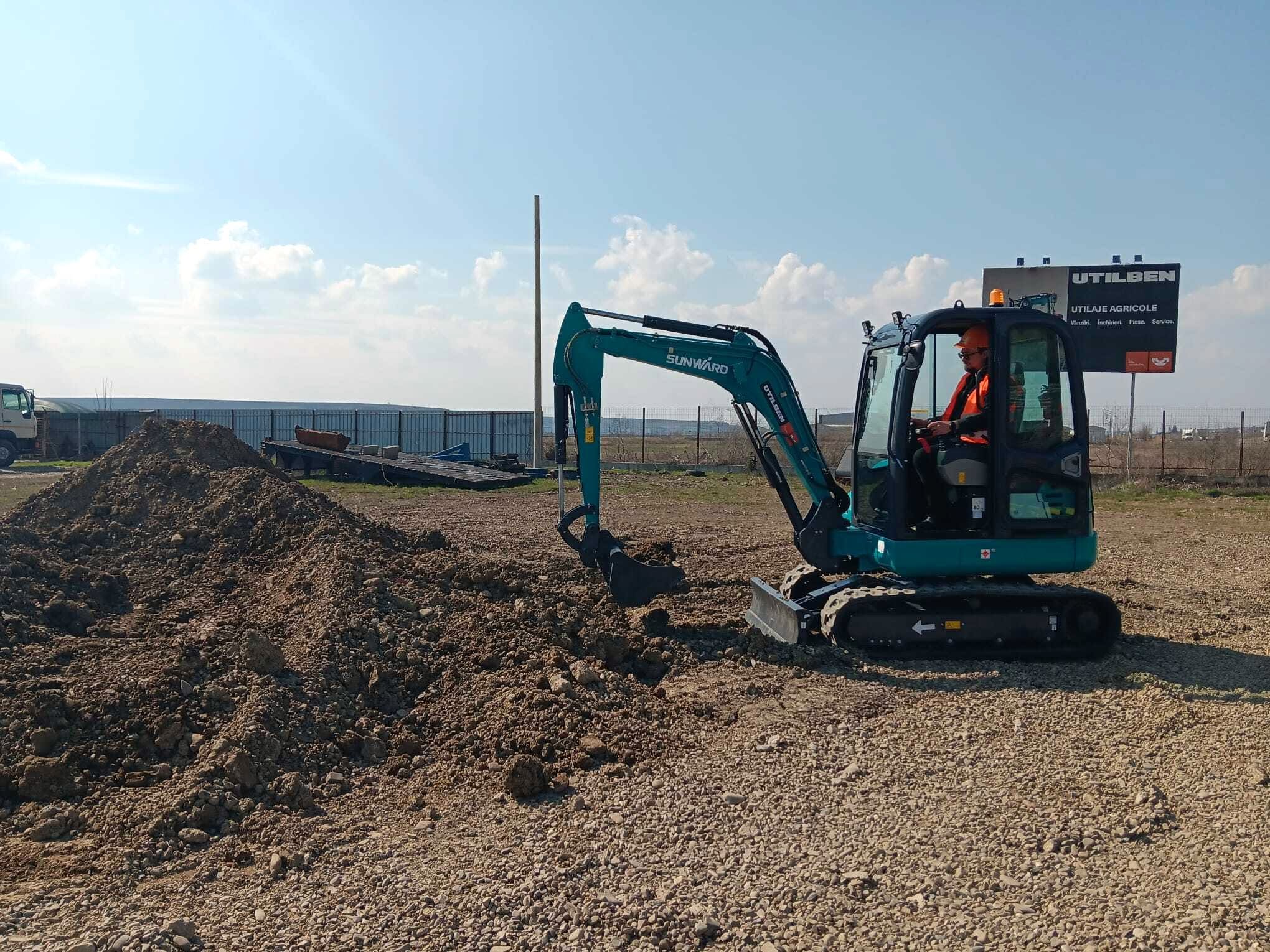 Miniexcavator Sunward de 2 tone in lucru pe santier, cu operatorul in cabina