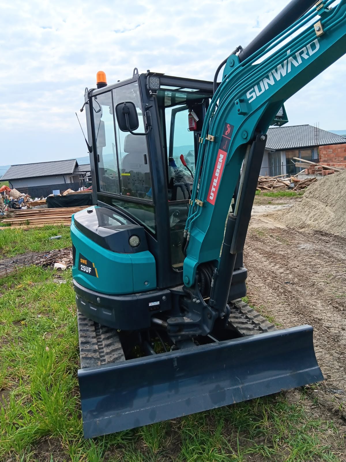 Miniexcavator Sunward la lucrari de constructii rezidentiale