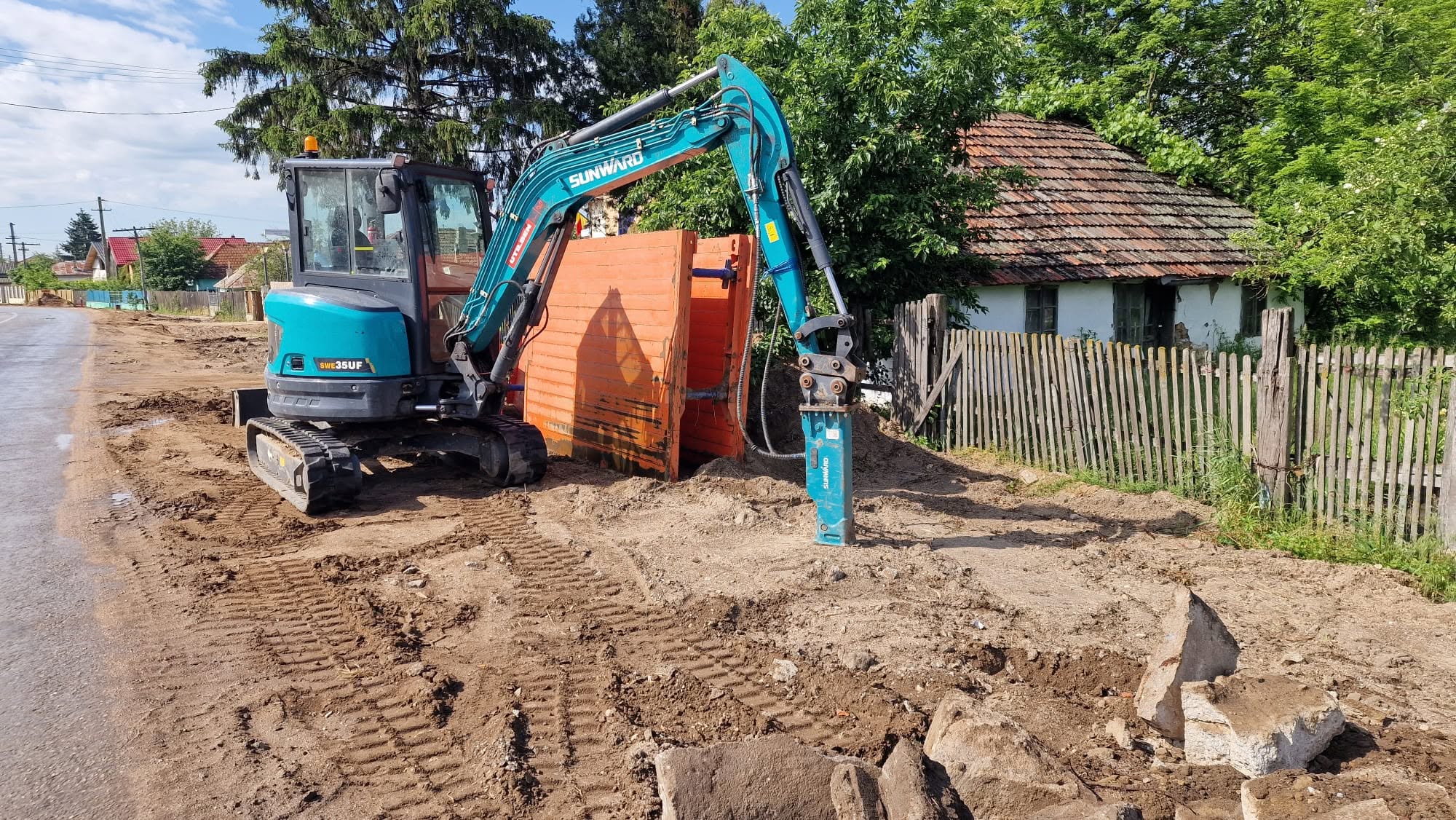 Miniexcavator Sunward echipat cu picon hidraulic pentru demolari