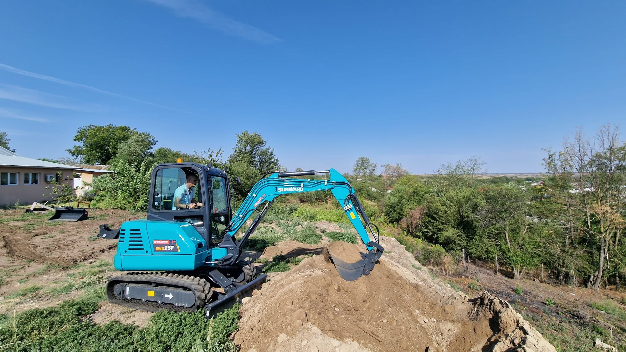 Miniexcavator Sunward SWE25F la lucrari de constructii case